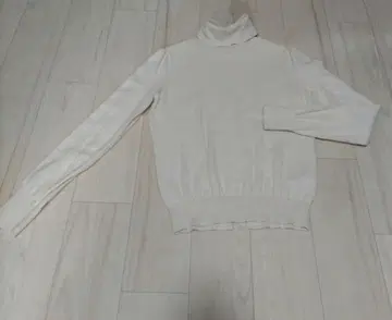 페넬 펄 장식 하이넥 니트 스웨터