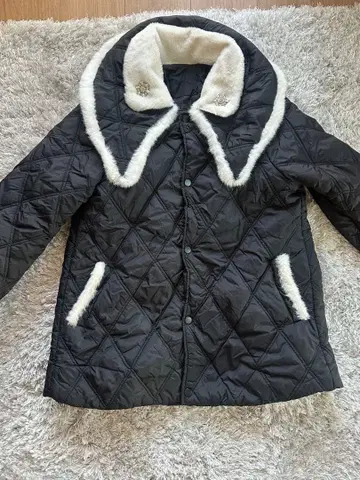 양산형 퍼 달린 비쥬 퀼팅 자켓