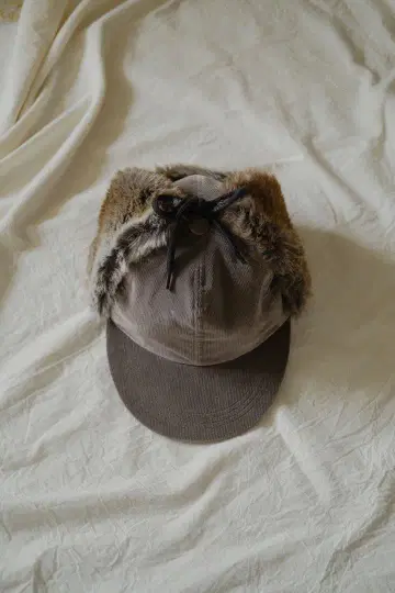 브라운 퍼가 달린 플라이트 캡