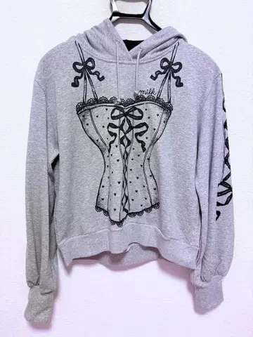 코르셋풍 프린트 후드 부착 맨투맨