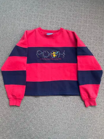 90s Disney 푸 / 곰돌이 푸 보더 자수 맨투맨 크롭