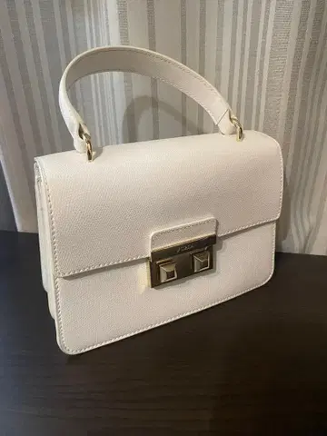 새상품급 FURLA 핸드백 화이트