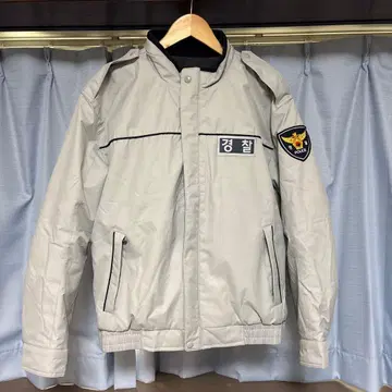 경찰 엠블럼 포함 라이트 그레이 자켓