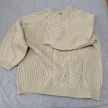 베이지 케이블 짜임 오버 사이즈 스웨터