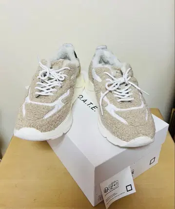 D.A.T.E. 스니커즈