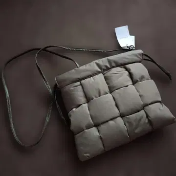 CACHELLIE 나일론 인트레차트 숄더백 카키 복조리