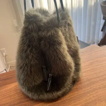 beauty&youth 올리브 그린 퍼 복조리 백