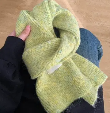 연한 그린 컬러 니트 머플러