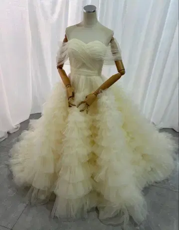 아이보리 프릴 오프숄더 드레스