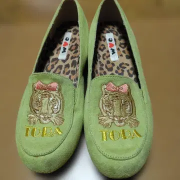 더블 씨 트라 자수 그린 스웨이드 펌프스