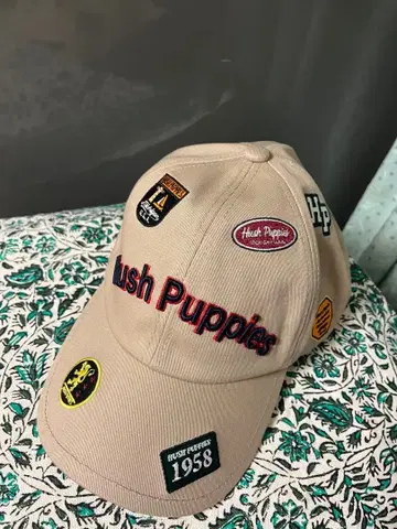 Hush Puppies 자수 패치 캡
