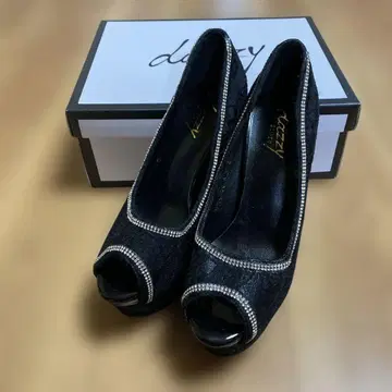 dazzy 블랙 레이스 오픈토 하이힐