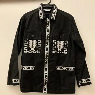 GDC 자수 블랙 셔츠