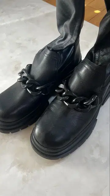 블랙 체인 장식 스트레치 오버니 부츠
