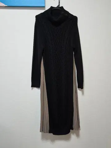 케이블 니트와 플리츠의 롱 원피스