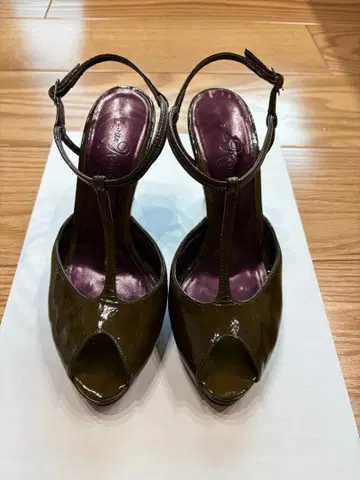 올리브 그린 오픈토 하이힐