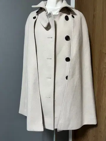 베이지 케이프 스타일 코트