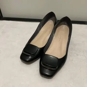 artemis by DIANA/버클 달린 스퀘어토 펌프스