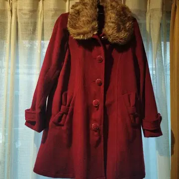 빨간색 퍼 옷깃 코트