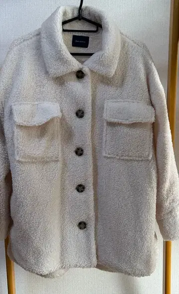 크림색 플리스 자켓