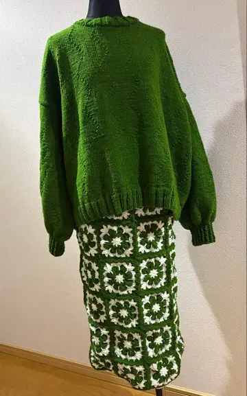 그린 니트 스웨터와 스커트 세트