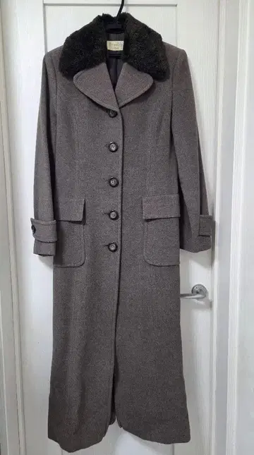 Cle des Zones 퍼 달린 차콜 그레이 롱 코트