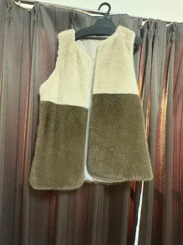 인조 모피 베스트 베이지와 브라운
