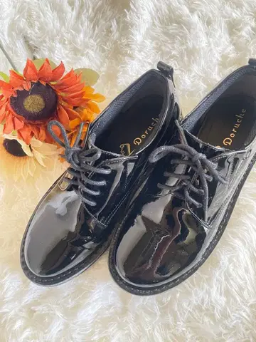 Doruche 블랙 에나멜 레이스업 슈즈