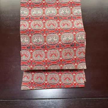 나고야 오비 빨간색 바탕에 봉황과 사자, 말 무늬