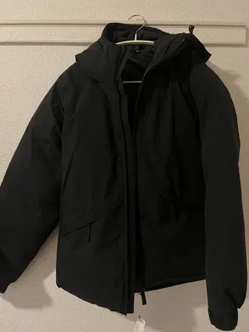 GU 블랙 다운 자켓 후드 부착