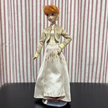 안나 드레스와 자켓 피규어