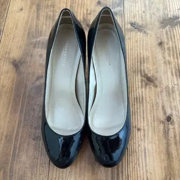 프로포션 바디 드레싱 블랙 광택 펌프스 힐