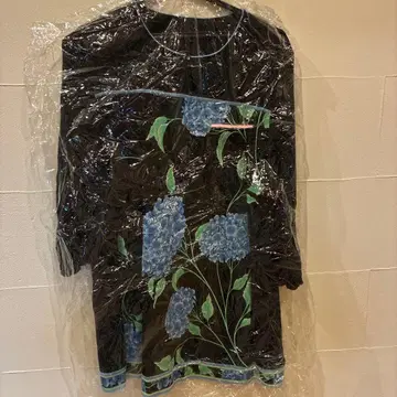 레오나르 블랙과 파랑 꽃무늬 칠부 소매 튜닉