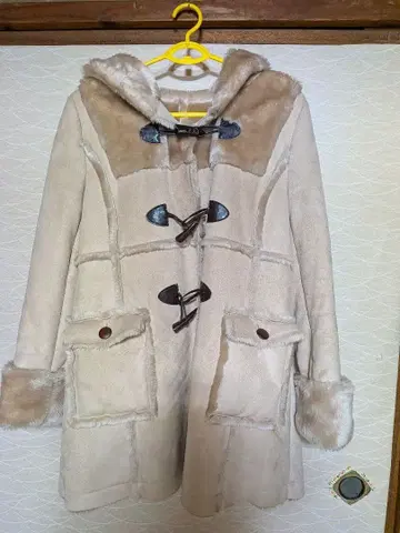 후드 부착 베이지 더플 코트