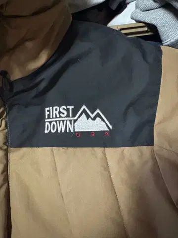 퍼스트 다운 다운 자켓 M 사이즈 베이지/블랙