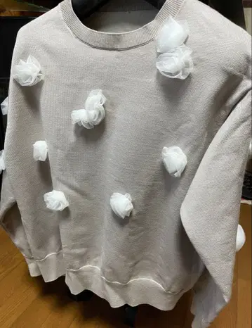 Apuweiser-riche 플라워 장식 베이지 긴팔 니트