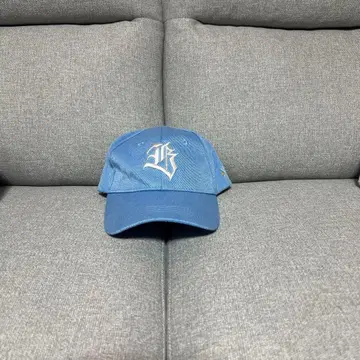 파란색 자수 로고 야구 모자