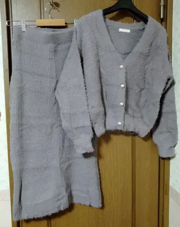 PROPORTION BODY DRESSING 아이렛 페더 니트 업