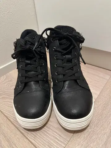 다이애나 스터드 장식 블랙 스니커즈