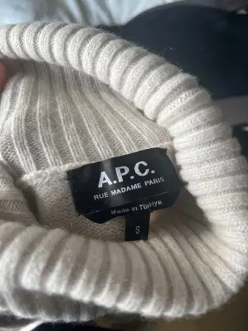 A.P.C. 화이트 터틀넥 스웨터 S