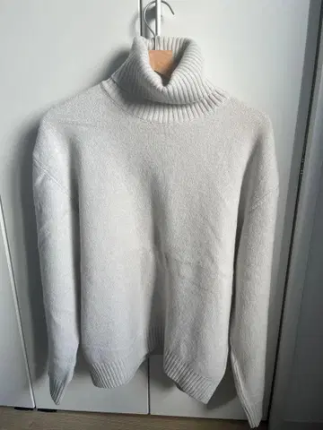 A.P.C. 에크루 터틀넥 스웨터