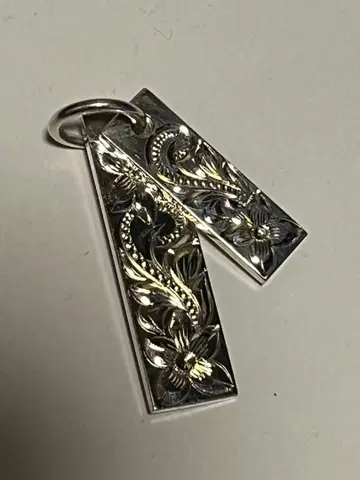 실버 꽃무늬 조각 펜던트