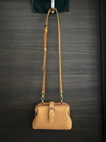 메조 mezzo SMALL GOODS 숄더백 가마구치 천연 가죽
