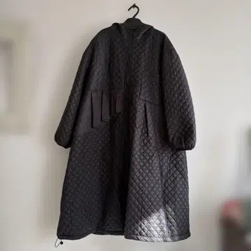 [ 한국 브랜드 ] 새상품급 후드 부착 롱 다운 자켓 블랙