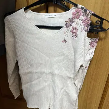미사용 베이지 꽃 자수 상의