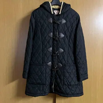 블랙 후드 부착 퀼팅 코트 더플 코트