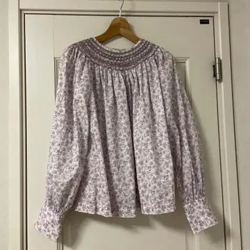연보라 꽃무늬 스모킹 블라우스