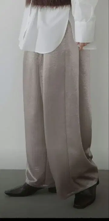 새상품 LIAN 새틴 턱 와이드 팬츠 / 그레이쉬 베이지 / FREE