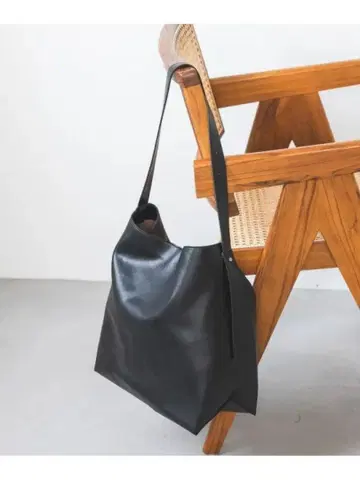 A part by 빅 숄더백 블랙