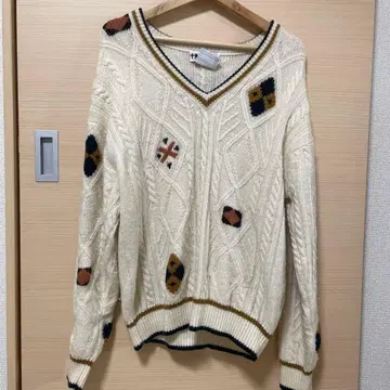 아이보리 케이블 니트 V넥 스웨터